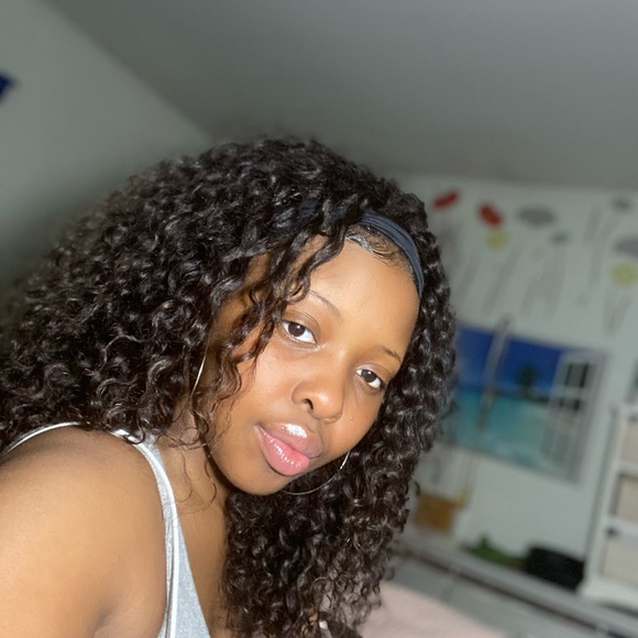 Meet your Posher, Bianca.Can wait to sell my beautiful items to you all. - Picture 3 of 4